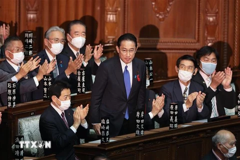 ​Tân Chủ tịch Đảng Dân chủ Tự do (LDP) cầm quyền Nhật Bản Fumio Kishida (giữa) được Quốc hội bầu làm Thủ tướng mới, tại Tokyo, ngày 4/10/2021. (Ảnh: THX/TTXVN) 