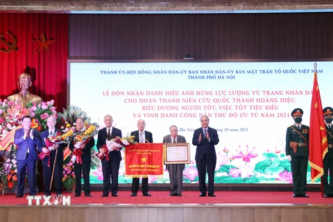 Chủ tịch nước Nguyễn Xuân Phúc trao tặng danh hiệu Anh hùng Lực lượng vũ trang nhân dân cho Đoàn Thanh niên cứu quốc thành Hoàng Diệu. (Ảnh: Thống Nhất/TTXVN) 