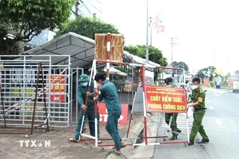 Lực lượng chức năng huyện Xuân Lộc (Đồng Nai) dỡ bỏ các chốt, điểm chặn kiểm soát phòng, chống dịch COVID-19 để từng bước phục hồi kinh tế địa phương. (Ảnh: TTXVN phát) 