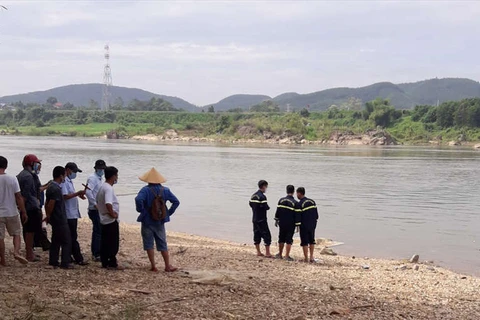 Hiện trường nơi phát hiện thi thể 2 học sinh đuối nước trên sông Lô. (Nguồn: Báo Lao động) 