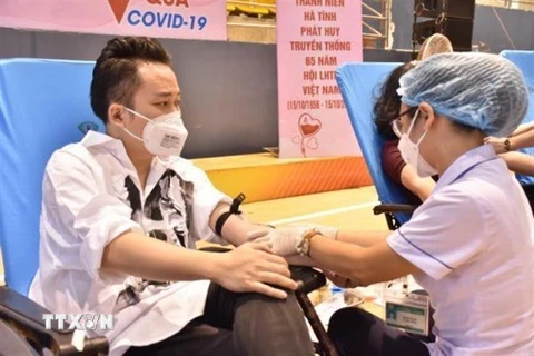 Ca sỹ Tùng Dương tham gia hiến máu tại chương trình Giọt máu nghĩa tình vì miền Nam ruột thịt. (Ảnh: Hoàng Ngà/TTXVN) 