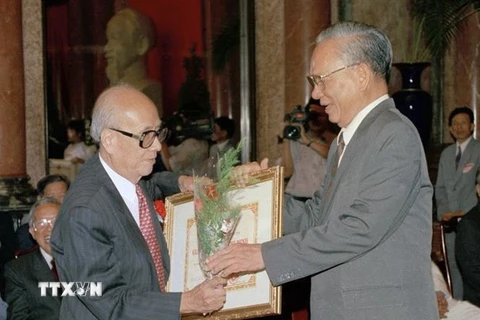 Chủ tịch nước Lê Đức Anh trao tặng Giải thưởng Hồ Chí Minh cho Giáo sư Vũ Khiêu, ngày 30/10/1996, tại Phủ Chủ tịch. (Ảnh: Cao Phong/TTXVN) 