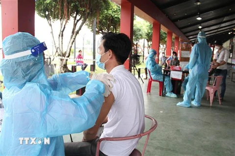 Triển khai tiêm vaccine mũi 2 cho người dân tại phường Phú Cường, thành phố Thủ Dầu Một, tỉnh Bình Dương. (Ảnh: Văn Hướng/TTXVN) 