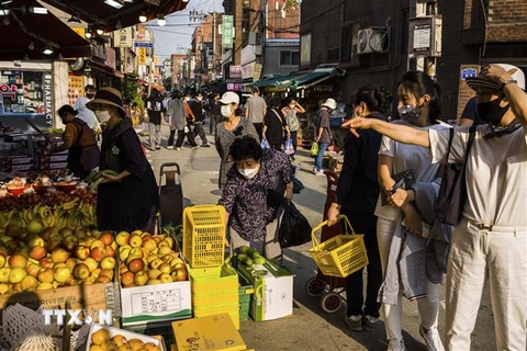 Khách hàng mua sắm tại một chợ ở Seoul, Hàn Quốc, ngày 1/10/2021. (Ảnh: AFP/TTXVN) 