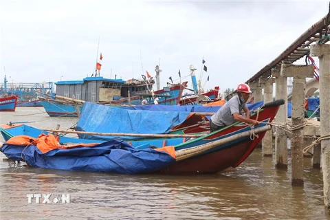 Ngư dân Quảng Trị chằng neo tàu cá ở cửa biển Cửa Việt. (Ảnh: Nguyên Lý/TTXVN) 