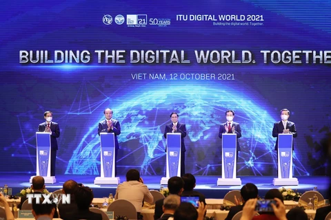 Thủ tướng Phạm Minh Chính và Tổng Thư ký Liên minh Viễn thông thế giới Zhao Houlin cùng các đại biểu thực hiện nghi thức khai mạc Triển lãm Thế giới số 2021. (Ảnh: Dương Giang/TTXVN) 