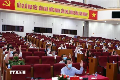 100% đại biểu biểu quyết thông qua các nghị quyết tại Kỳ họp thứ tư Hội đồng nhân dân tỉnh Lai Châu khóa XV, nhiệm kỳ 2021-2026. (Ảnh: Quý Trung/TTXVN) 