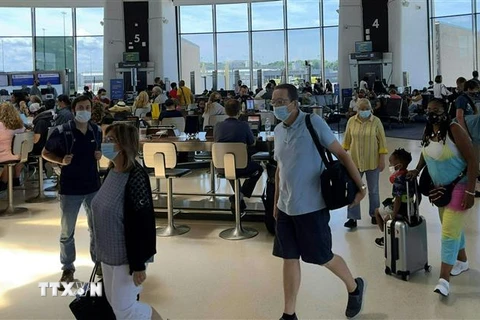 Hành khách tại sân bay quốc tế Washington Reagan, bang Virginia, Mỹ ngày 29/6/2021. (Ảnh: AFP/TTXVN) 