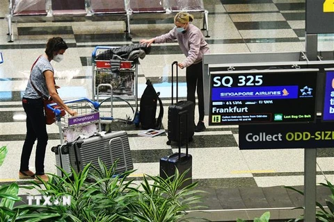 Hành khách tại sân bay quốc tế Changi, Singapore, ngày 8/9/2021. (Ảnh: THX/TTXVN) 