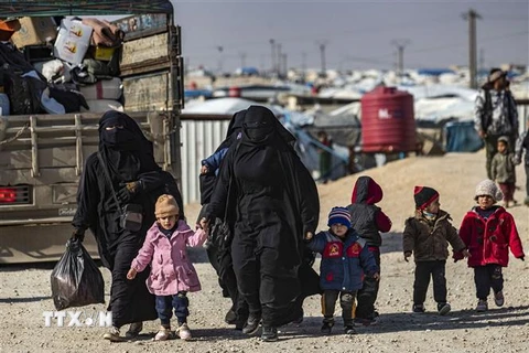 Người dân đi sơ tán để tránh xung đột bạo lực tại tỉnh Hasakeh, Syria ngày 28/1/2021. (Ảnh: AFP/TTXVN) 