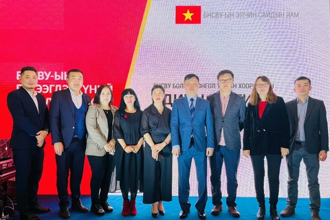 Giới doanh nhân Mông Cổ, đông đảo khách mời tham dự, tham quan buổi trưng bày đều bày tỏ ấn tượng trước sự hấp dẫn về chất lượng và mẫu mã của các sản phẩm Việt Nam. (Nguồn: Vietnam+) 