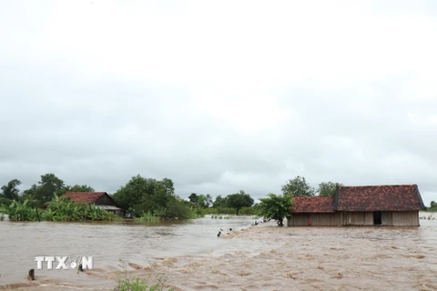Nhiều ngôi nhà của người dân xã Cư Kbang, huyện Ea Súp bị ngập sâu trong nước lũ. (Ảnh: Tuấn Anh/TTXVN)