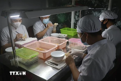 Sơ chế sản phẩm yến tinh tại cơ sở yến sào Du Long, Thành phố Rạch Giá (Kiên Giang). (Ảnh: Lê Huy Hải/TTXVN) 