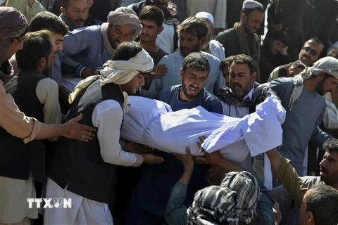 Đám tang một nạn nhân vụ đánh bom liều chết ở Thánh đường Hồi giáo thành phố Kandahar, Afghanistan, ngày 16/10/2021. (Ảnh: AFP/TTXVN) 
