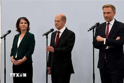 Đồng lãnh đạo đảng Xanh Annalena Baerbock, Phó Thủ tướng đồng thời là ứng viên Thủ tướng của đảng Dân chủ Xã hội (SPD) Olaf Scholz và lãnh đạo Đảng Dân chủ Tự do (FDP) Christian Lindner trong cuộc họp báo sau khi đạt thoả thuận sơ bộ về việc thành lập Chí
