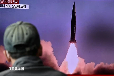 Người dân Hàn Quốc theo dõi qua truyền hình vụ phóng được cho là tên lửa đạn đạo của Triều Tiên tại nhà ga đường sắt ở Seoul, ngày 19/10/2021. (Ảnh: AFP/TTXVN) 
