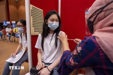 Nhân viên y tế tiêm vaccine ngừa COVID-19 cho thanh thiếu niên tại Selangor, Malaysia. (Ảnh: THX/TTXVN) 