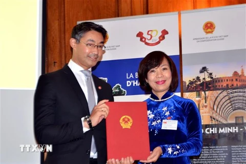 Đại sứ Lê Linh Lan và Lãnh sự danh dự Việt Nam tại Thụy Sĩ Philipp Rosler. (Ảnh: Tố Uyên/TTXVN) 