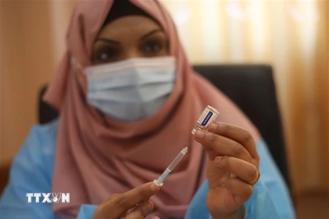 Tiêm vaccine ngừa COVID-19 tại Rafah, Palestine, ngày 3/3/2021. (Ảnh: THX/TTXVN) 