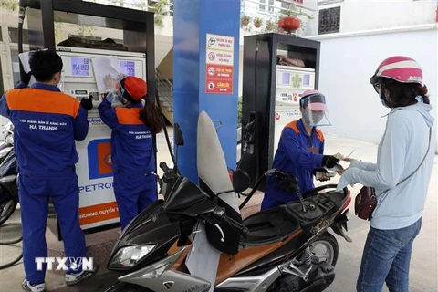 Mua bán xăng dầu tại cửa hàng kinh doanh xăng dầu Petrolimex. (Ảnh: Trần Việt/TTXVN) 