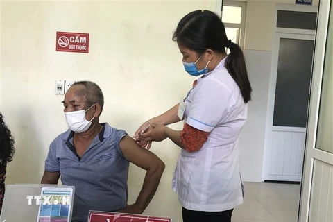 Tiêm vaccine COVID-19 tại Trung tâm Y tế huyện Vị Xuyên (Hà Giang). (Ảnh: Nguyễn Chiến/TTXVN) 