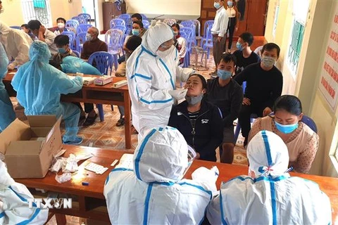 Cán bộ y tế lấy mẫu xét nghiệm người dân ở phường Ngọc Hà (thành phố Hà Giang, Hà Giang). (Ảnh: Minh Tâm/TTXVN) 