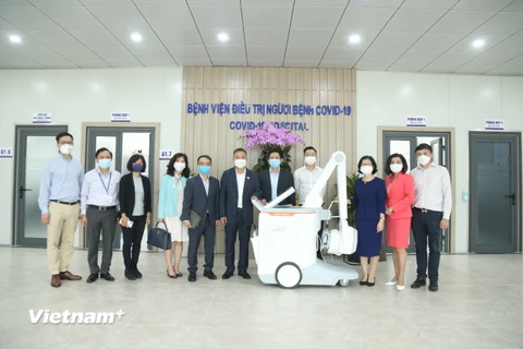 Hệ thống X-quang di động kỹ thuật số MOBILETT Elara Max được trao tặng cho Bệnh viện điều trị Người bệnh COVID-19 thuộc quản lý của Bệnh viện Đại Học Y Hà Nội. (Nguồn: Vietnam+) 
