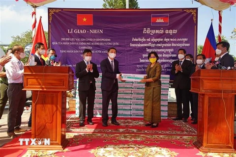 Quốc vụ khanh Bộ Y tế Campuchia Or Vandine bàn giao 200.000 liều vaccine là quà tặng của Chính phủ Vương quốc Campuchia dành cho Chính phủ và nhân dân Việt Nam. (Ảnh: Trần Long/TTXVN) 