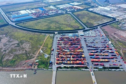 Với vị trí địa lý thuận lợi cùng cơ sở hạ tầng được đầu tư bài bản, khai thác và vận hành chuyên nghiệp, Cảng Nam Hải Đình Vũ đã vươn mình phát triển mạnh mẽ. (Ảnh: An Đăng/TTXVN)