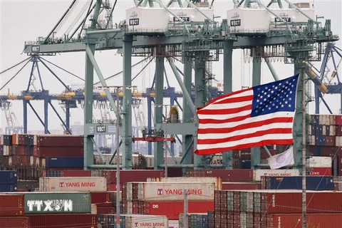 Hàng hóa xếp tại cảng Los Angeles ở Long Beach, California, Mỹ. (Ảnh: AFP/TTXVN) 