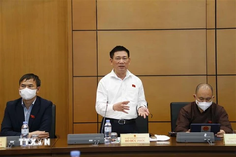 Bộ trưởng Bộ Tài chính Hồ Đức Phớc, đại biểu Quốc hội tỉnh Bình Định, phát biểu ý kiến tại buổi thảo luận ở tổ về dự án Luật Kinh doanh bảo hiểm (sửa đổi). (Ảnh: Doãn Tấn/TTXVN) 