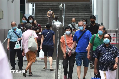 Người dân đeo khẩu trang phòng lây nhiễm COVID-19 tại ga tàu điện ngầm ở Singapore. (Ảnh: THX/TTXVN) 