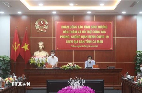 Chủ tịch Ủy ban Nhân dân tỉnh Bình Dương Võ Văn Minh chia sẻ nhiều kinh nghiệm được rút ra trong công tác phòng, chống dịch COVID-19 tại địa phương. (Ảnh: Huỳnh Anh/TTXVN) 