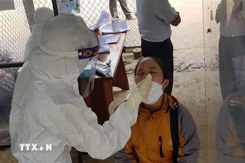 Ngành y tế Quảng Nam kiểm tra sàng lọc người dân huyện miền núi cao Nam Trà My. (Ảnh: TTXVN) 