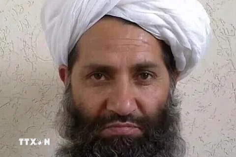 Chân dung thủ lĩnh tối cao Taliban Haibatullah Akhundzada. (Ảnh: AFP/TTXVN) 