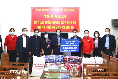 Tuyên Quang hỗ trợ Hà Giang 2 tỷ đồng cùng vật tư, thiết bị y tế chống dịch. (Ảnh: Minh Tâm/TTXVN) 