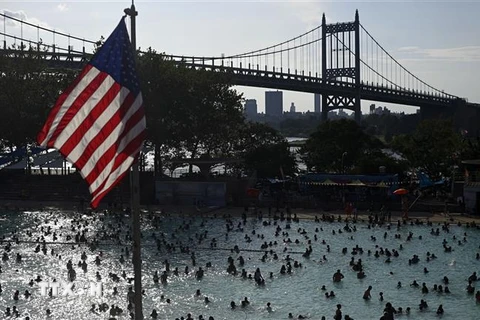 Người dân giải nhiệt tránh nóng tại một hồ nước ở New York, Mỹ. (Ảnh: AFP/TTXVN) 
