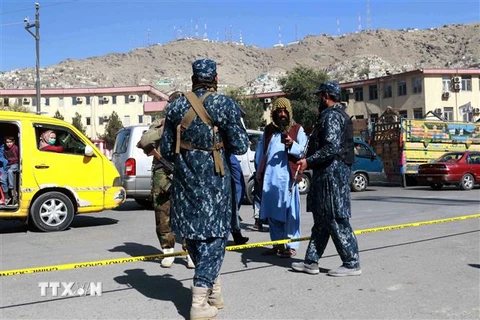 Lực lượng Taliban gác tại hiện trường vụ đánh bom ở Kabul, Afghanistan, ngày 20/10/2021. (Ảnh: THX/TTXVN) 