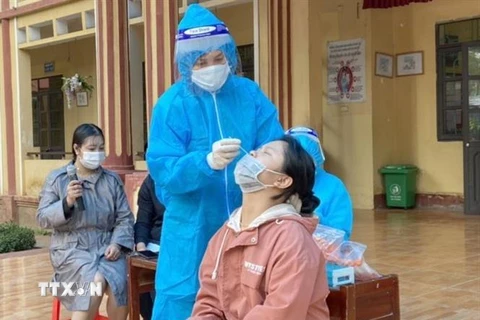 Trung tâm y tế huyện Yên Thế lấy mẫu xét nghiệm COVID-19. (Ảnh: TTXVN) 
