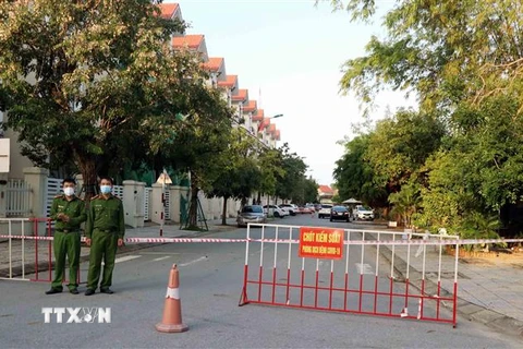 Lực lượng chức năng lập chốt chống dịch tại đường có quán Boon BBQ. (Ảnh: Công Tường/TTXVN) 