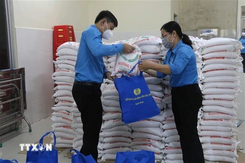 Liên đoàn Lao động tỉnh Trà Vinh chuẩn bị các túi an sinh để trao cho đoàn viên, người lao động. (Ảnh minh họa: Thanh Hòa/TTXVN) 