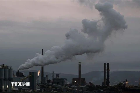 Khói bốc lên từ hệ thống phát thải tại nhà máy ở Australia. (Ảnh: Getty Images/TTXVN) 