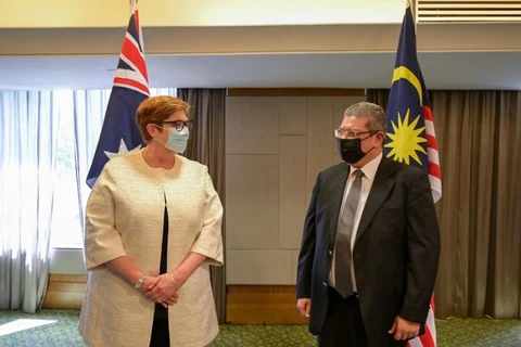 Ngoại trưởng Australia Marise Payne và người đồng cấp Malaysia Saifuddin Abdullah. (Nguồn: theedgemarkets.com) 