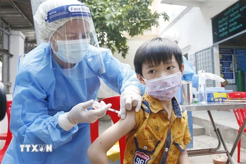 Nhân viên y tế tiêm vaccine ngừa COVID-19 cho trẻ em tại Phnom Penh, Campuchia, ngày 1/11/2021. (Ảnh: THX/TTXVN) 