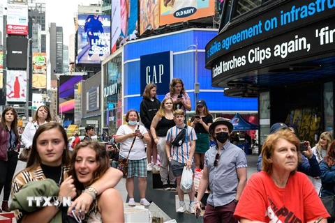 Du khách trên Quảng trường Thời Đại ở New York, Mỹ. (Ảnh: AFP/TTXVN) 