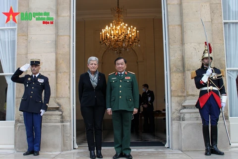 Thứ trưởng Quốc phòng, Thượng tướng Hoàng Xuân Chiến, và Quốc vụ khanh về cựu chiến binh Geneviève Darrieussecq, Bộ Quân đội Pháp. (Nguồn: qdnd.vn) 