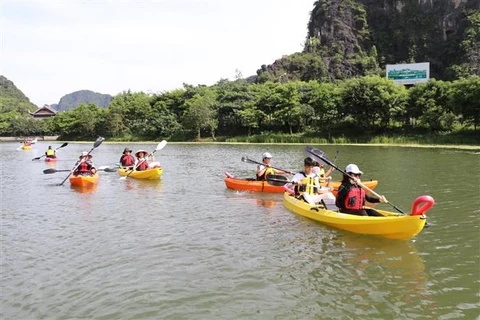 Du khách trải nghiệm chèo thuyền kayak tại Tràng An. (Ảnh: Đức Phương/TTXVN) 