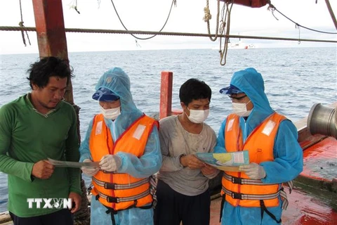 Hải đoàn 32, Bộ Tư lệnh Vùng Cảnh sát biển 3 tuyên truyền Luật Cảnh sát biển Việt Nam cho các ngư dân hoạt động trên biển trong điều kiện dịch COVID-19 vẫn còn diễn biến phức tạp. (Ảnh: TTXVN phát) 