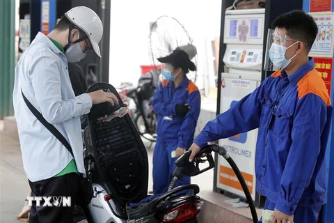 Mua bán xăng dầu tại cửa hàng kinh doanh xăng dầu thuộc Tập đoàn xăng dầu Việt Nam (Petrolimex). (Ảnh: Trần Việt/TTXVN) 