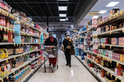 Người dân Mỹ mua sắm ở siêu thị. (Nguồn: Reuters) 
